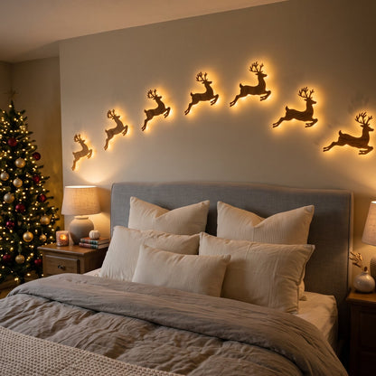 Siete renos de madera iluminados sobre la pared de un dormitorio en Navidad