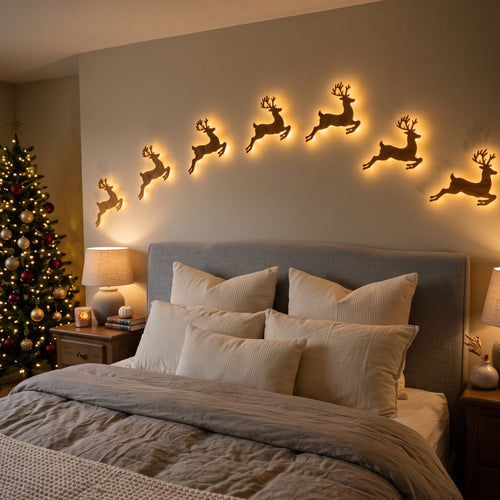 Siete renos de madera iluminados sobre la pared de un dormitorio en Navidad