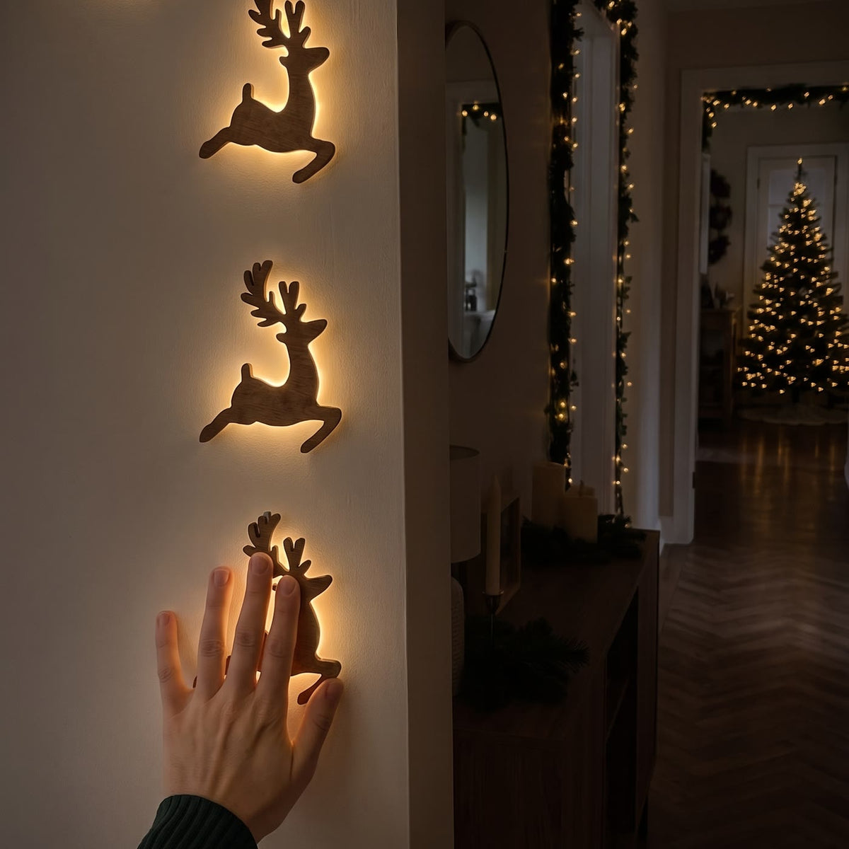 Renos de madera iluminados en la pared de un pasillo con la mano tocando uno